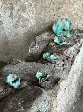 Susanna Baumgartner, L’orlo vuoto, bronzo e rame, dimensioni variabili, 2019-2021Photo © Cosimo Filippini