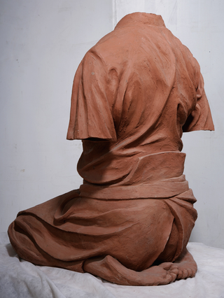 Daniel Maillet, Scultura. Il mito del samurai – Hakama in Seiza2003 Fortaleza CE, Brasile. Terracotta, prima cottura a 800°C nel forno a legna di Heitor MendesLa prima cottura anche detta “biscottatura” o piccolo fuoco, è fondamentale nella produzione ceramica. In questa fase, l’argilla essiccata viene cotta a una temperatura relativamente bassa, di solito intorno agli 800 °C. In questo modo l’argilla diventa dura, ma rimane ancora porosa. Vengono cosi eliminate impurità e acqua chimicamente legata. Dopo questa fase, il pezzo è abbastanza stabile da poter essere smaltato.